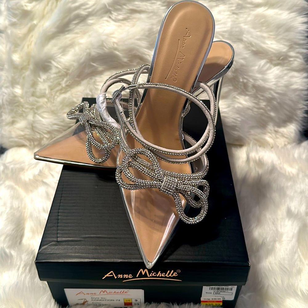 NWT Anne Michele crystal Bow Heel